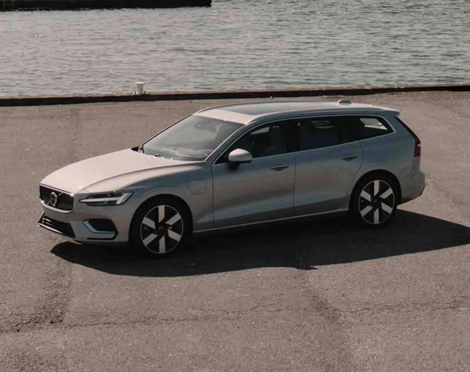 Volvo V60 + recharge Cross Country B4 AWD (197 hk)