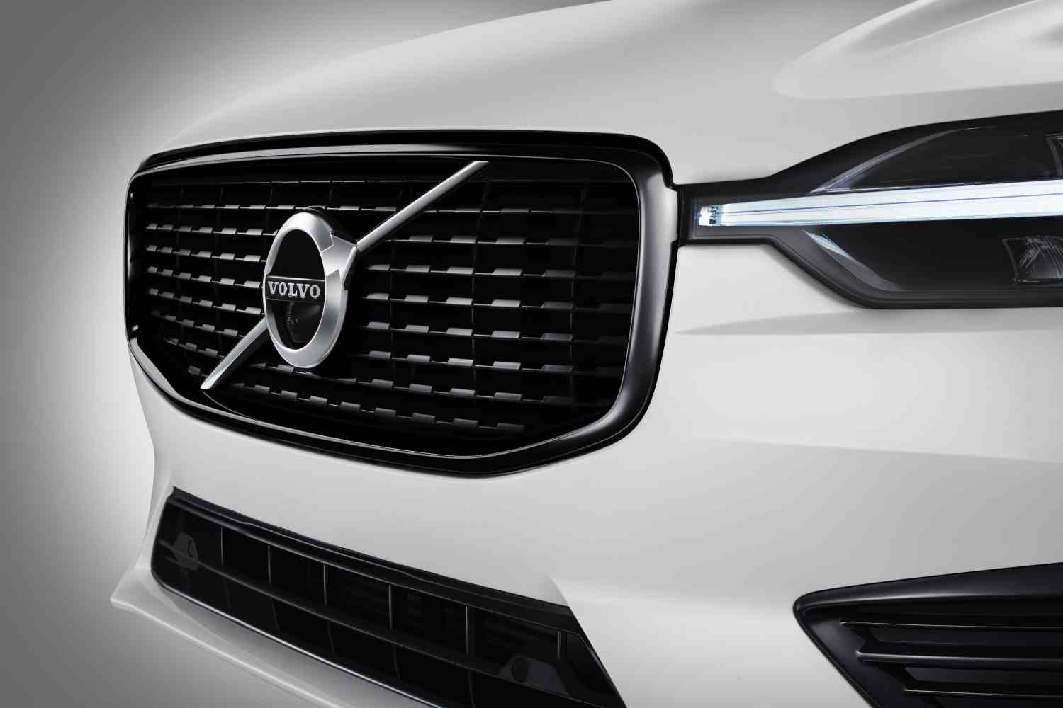 Volvo XC60 + Recharge T6 Recharge Plus Dark