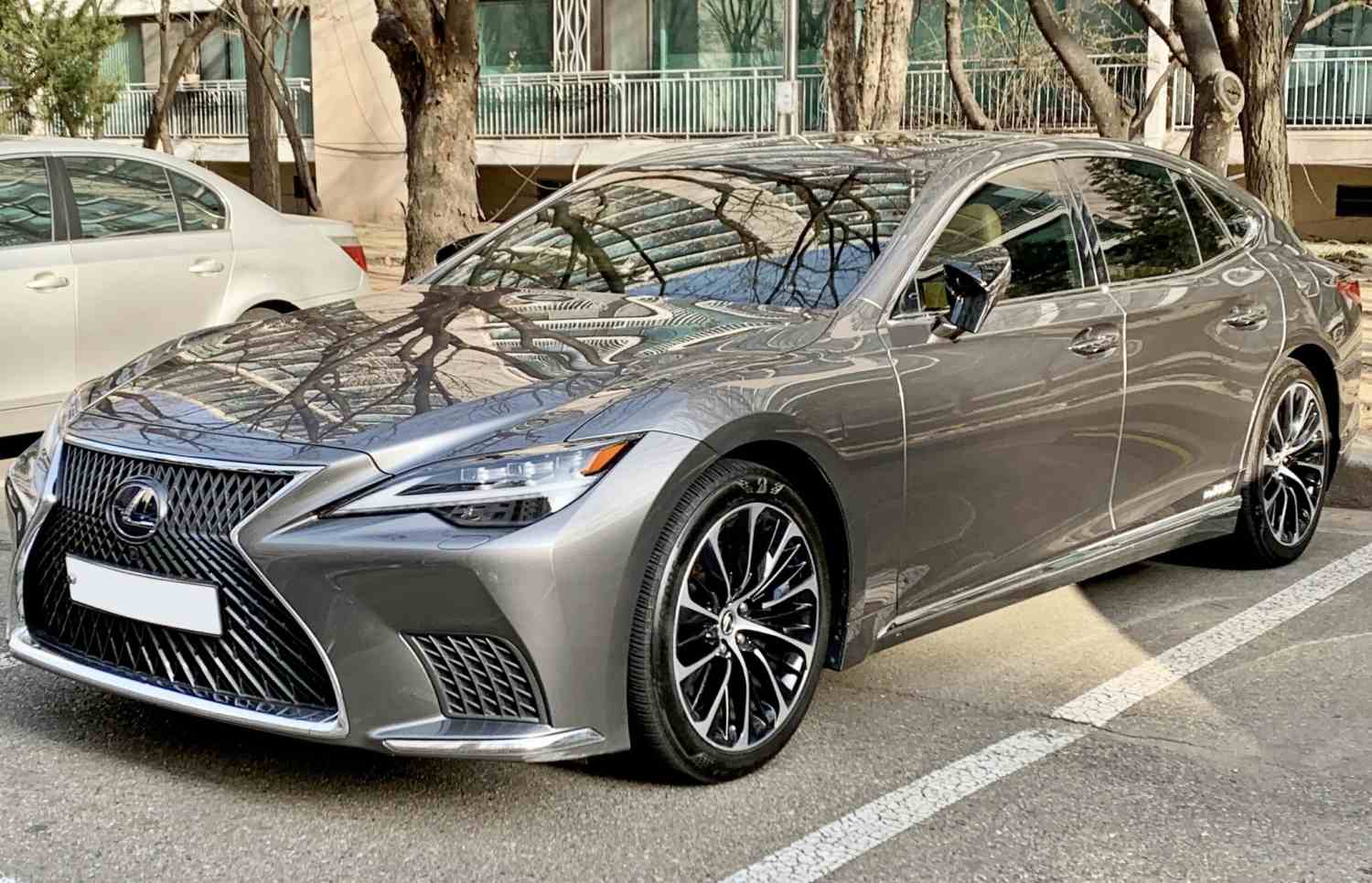 Lexus LS 500h AWD Luxury Color Pack