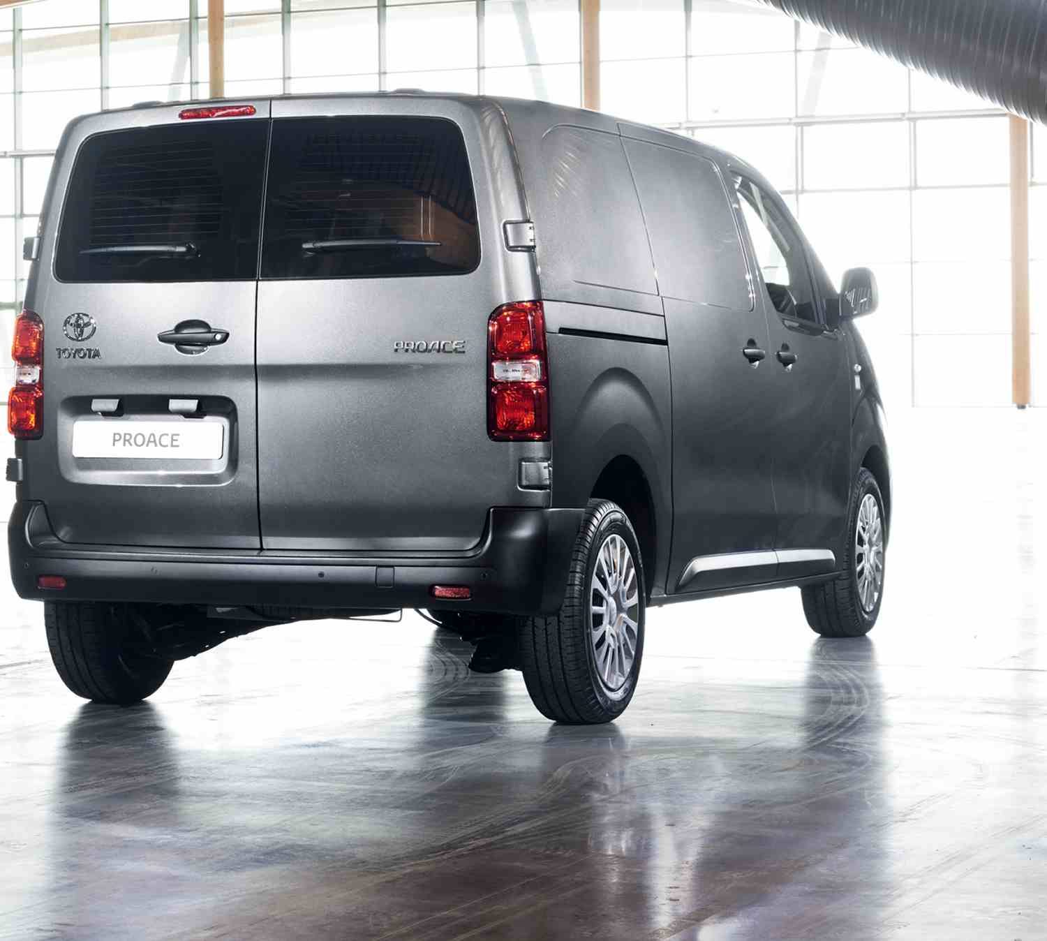 Toyota Proace Medium Comfort Blackpack Sidehengslet varebil L1 140 hk