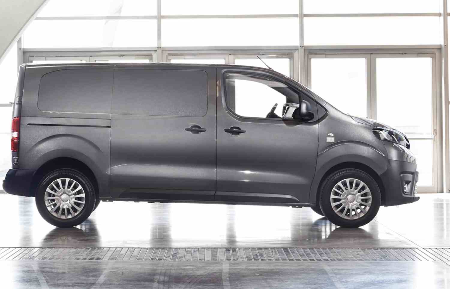 Toyota Proace Medium Comfort Sidehengslet Varebil L1 140 hk manuell