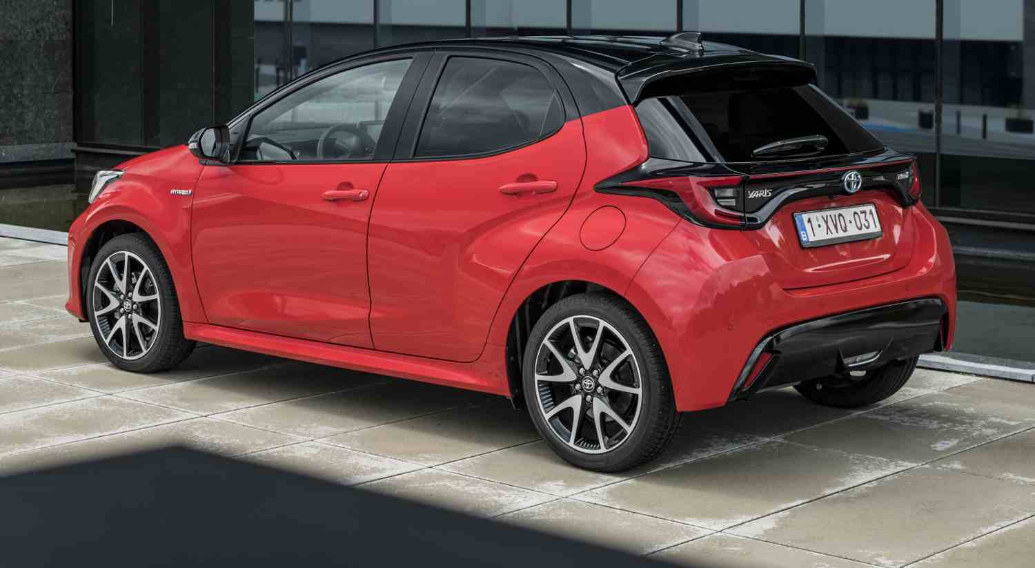 Toyota Yaris hybrid Style Tech Bi-Tone