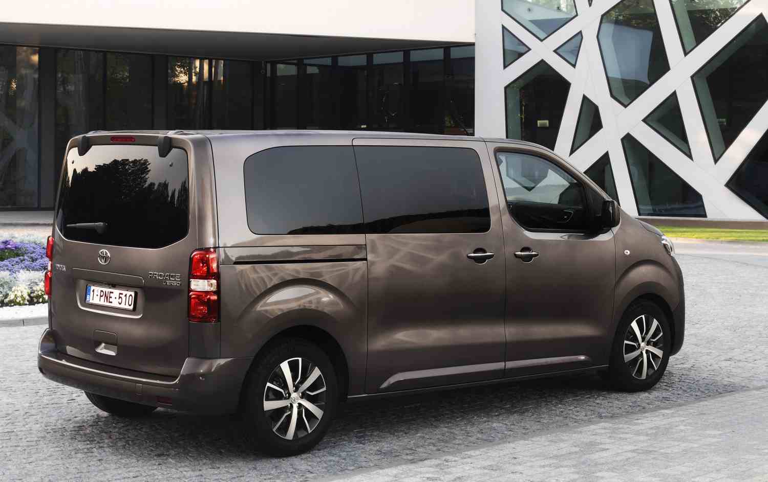 Toyota Proace Verso Executive Shuttle Lang L2