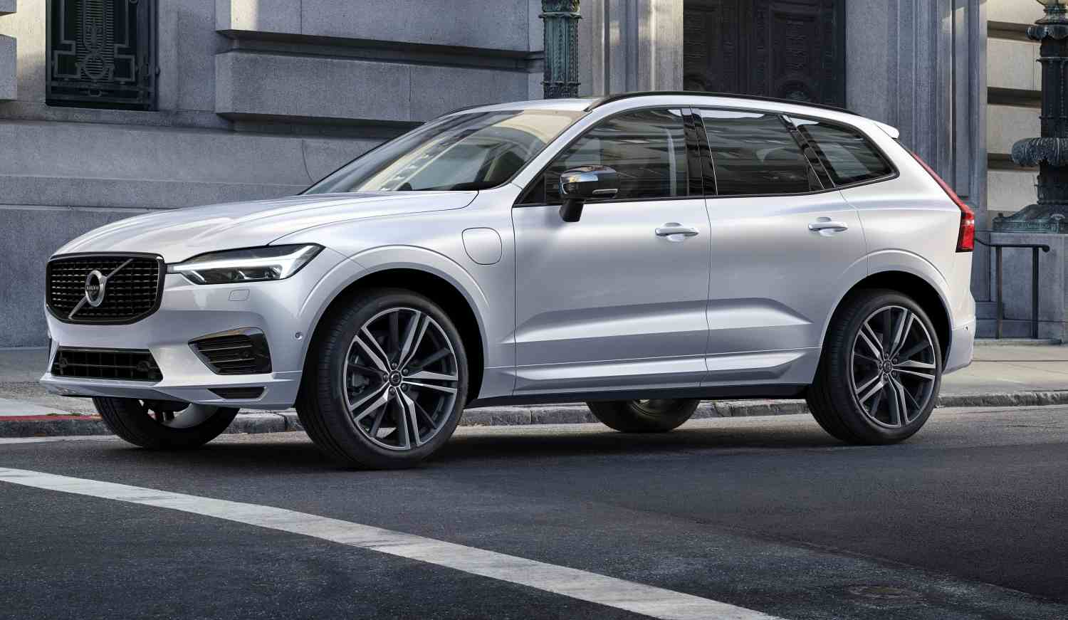 Volvo XC60 + Recharge T6 Recharge Plus edition Bright