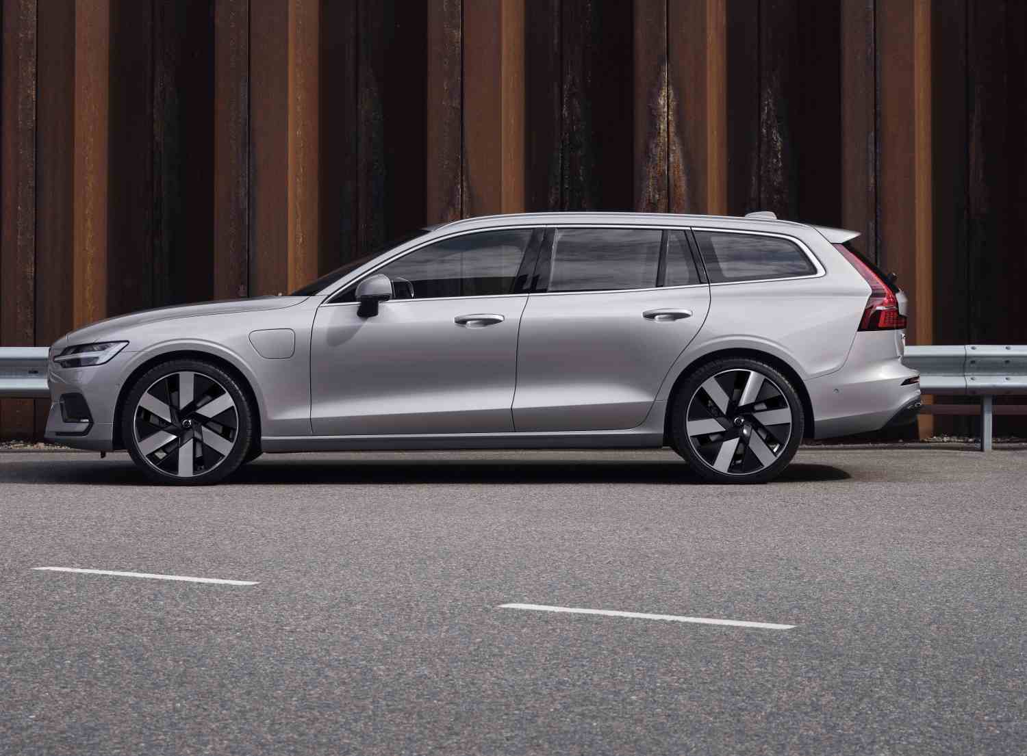 Volvo V60 + recharge T8 456 hk  Plus Bright