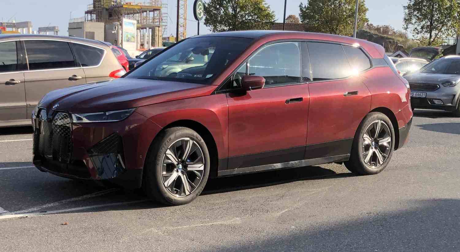 BMW IX iX xDrive40 rød