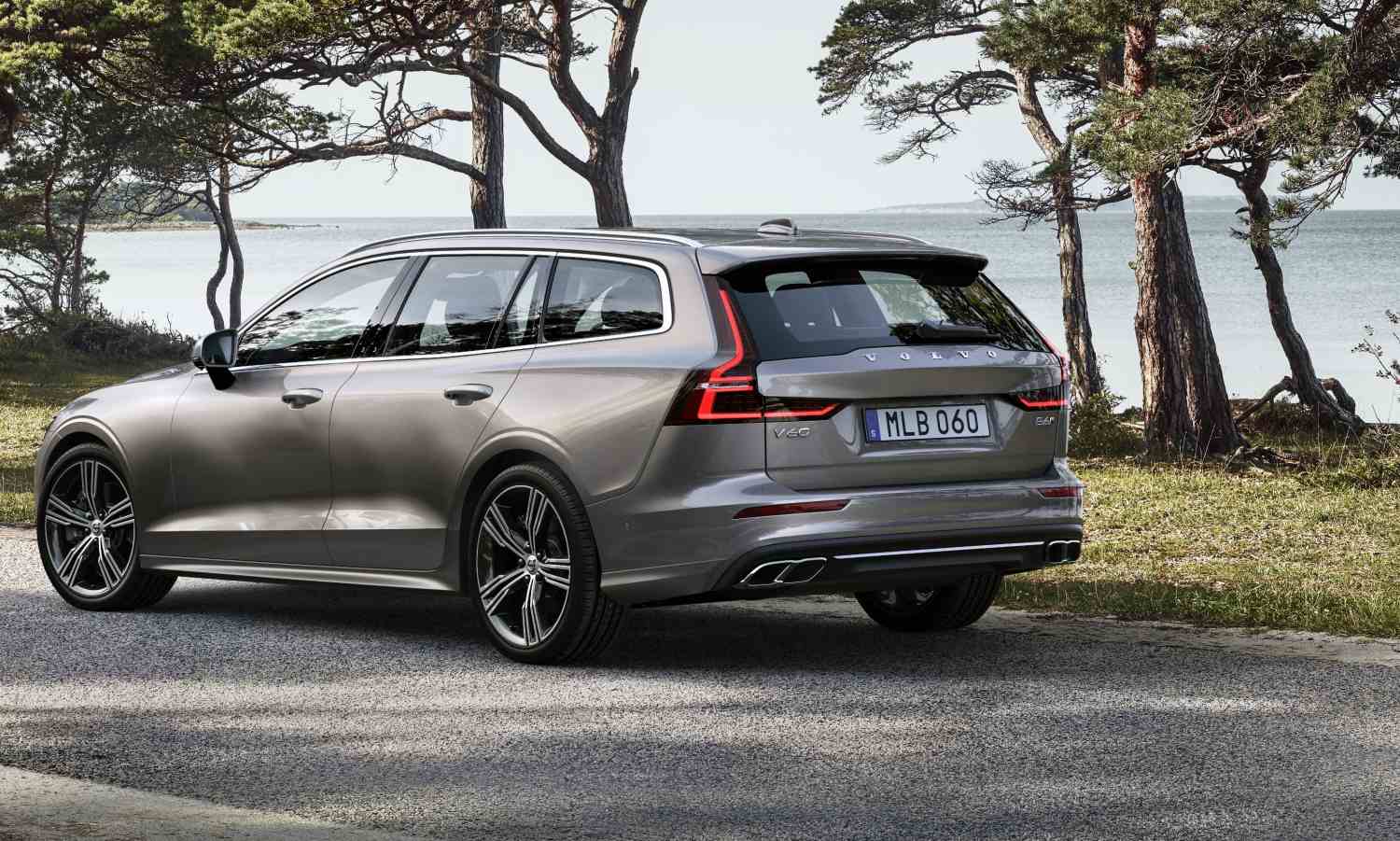 Volvo V60 + recharge T8 (303+87) 390 hk Momentum
