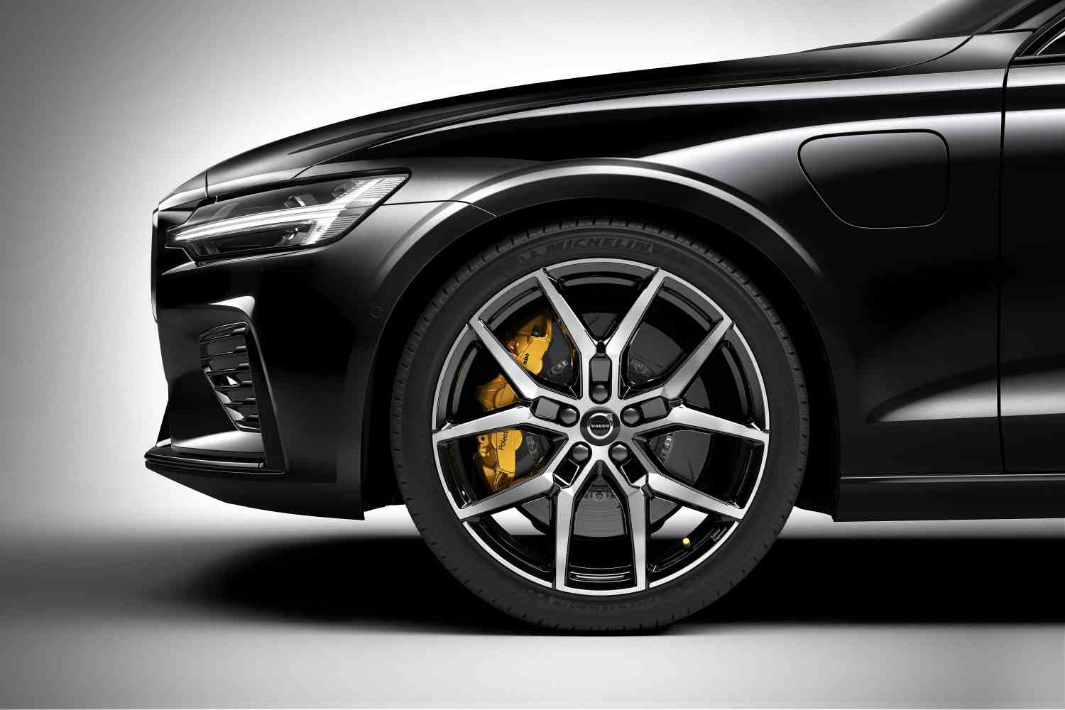 Volvo V60 + recharge T8 (303+87) 390 hk R-design